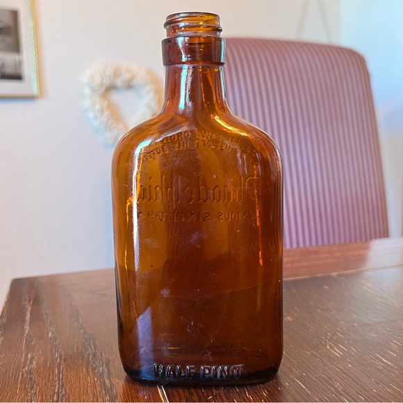 Vintage, embossed amber brown Philadelphia half pint bottle - Picture 3 of 5